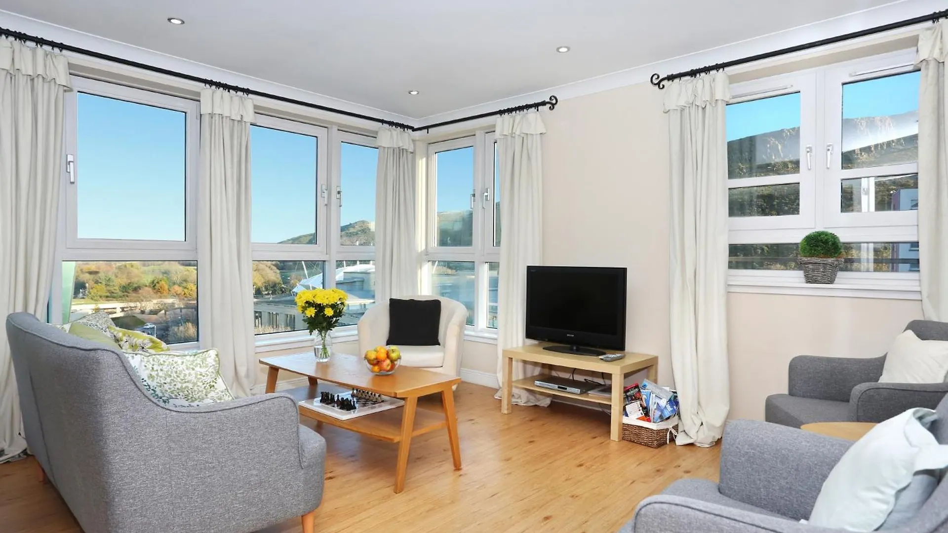 Edinburgh Central 2-Bedroom Apartment With Free Parking And Stunning Views