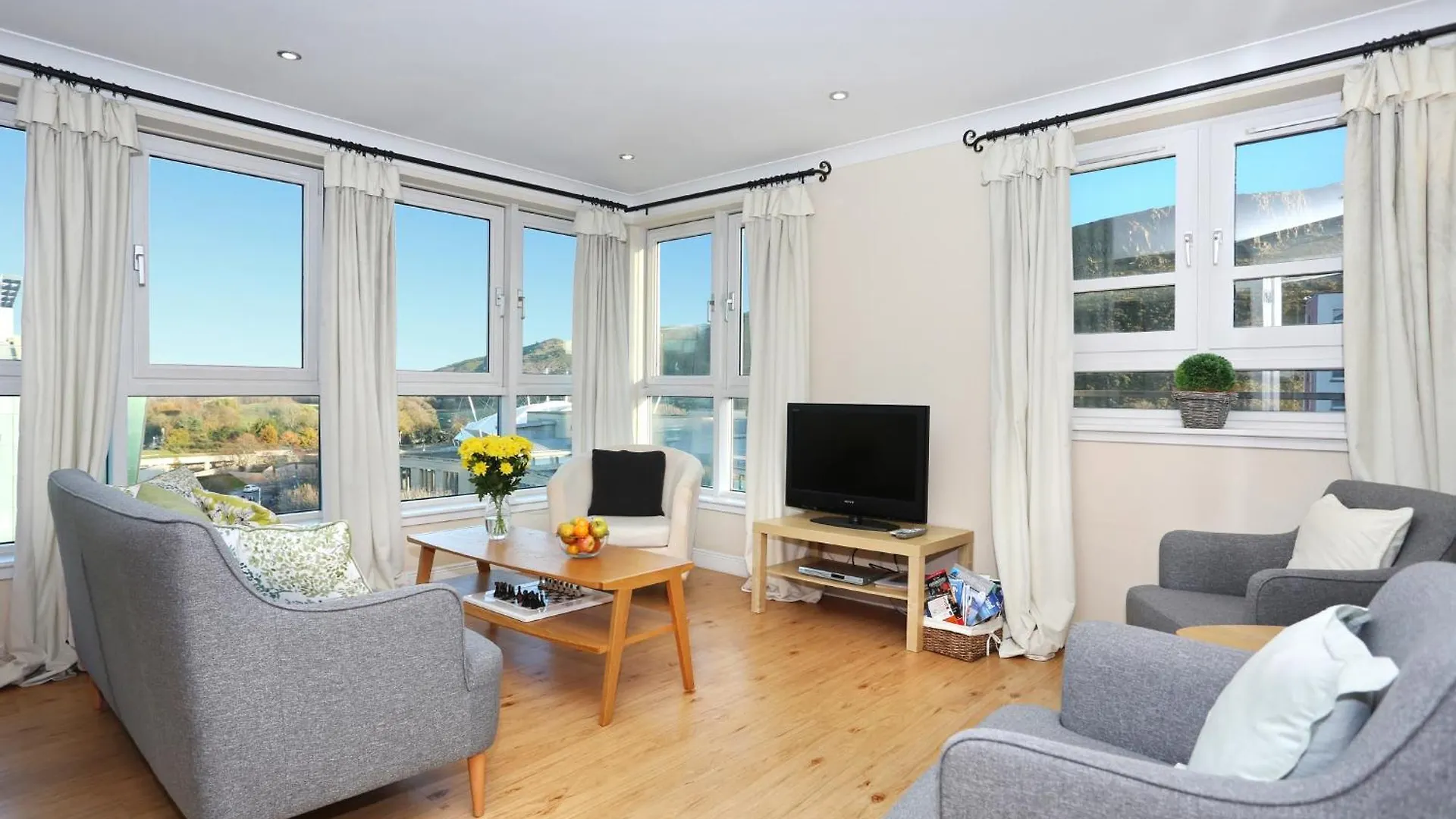 Edinburgh Central 2-Bedroom Apartment With Free Parking And Stunning Views