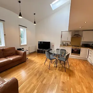 Private Parking 2 Bed 2 Bath Appartement