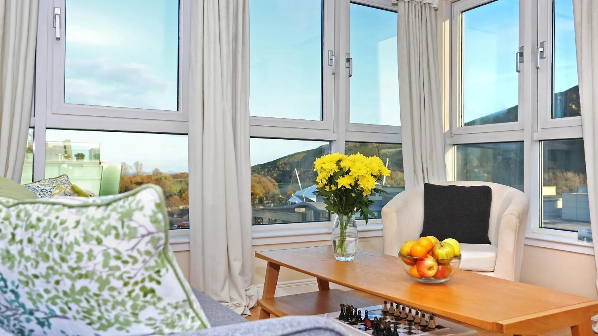 Edinburgh Central 2-Bedroom Apartment With Free Parking And Stunning Views