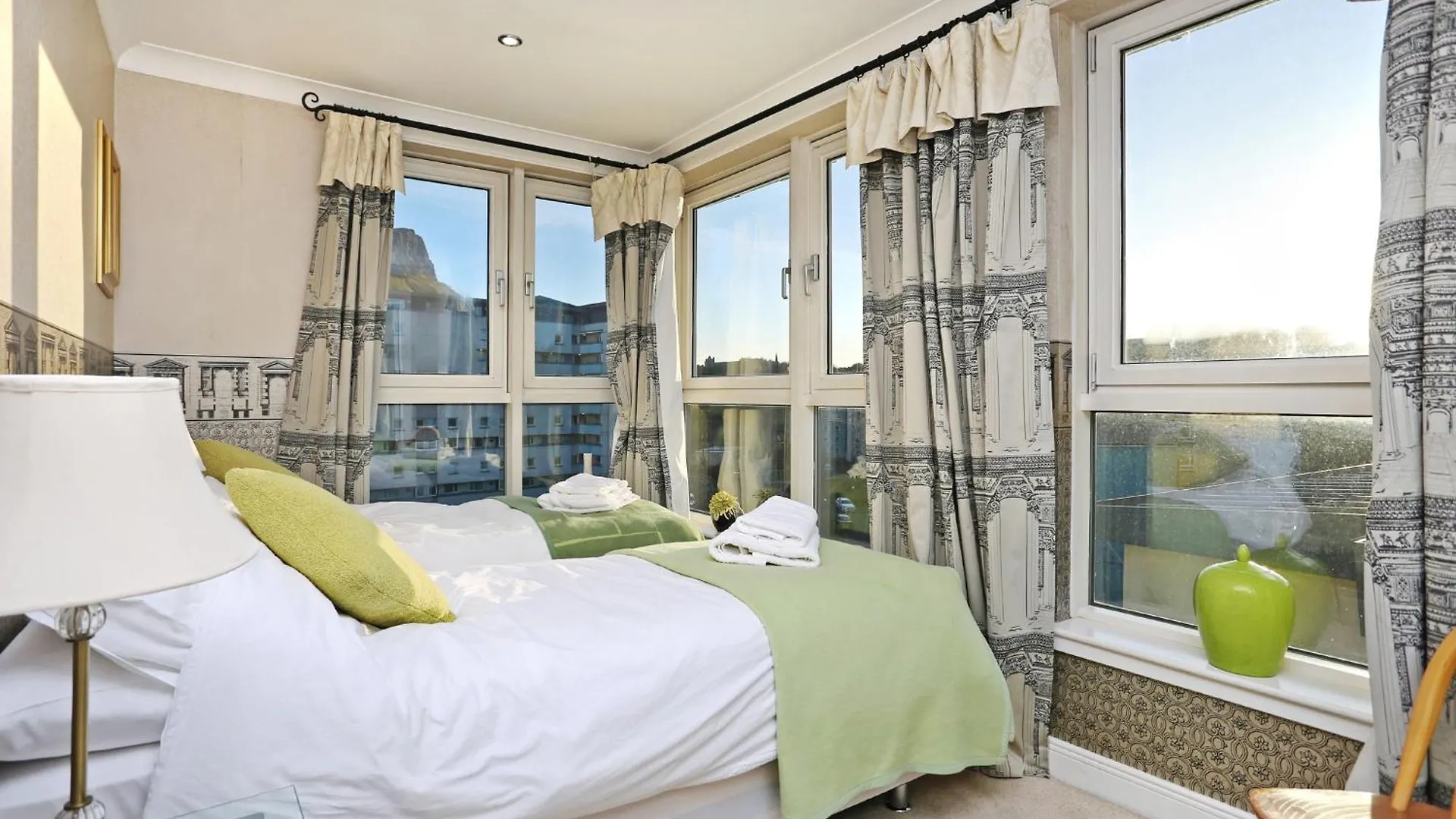 Edinburgh Central 2-Bedroom Apartment With Free Parking And Stunning Views